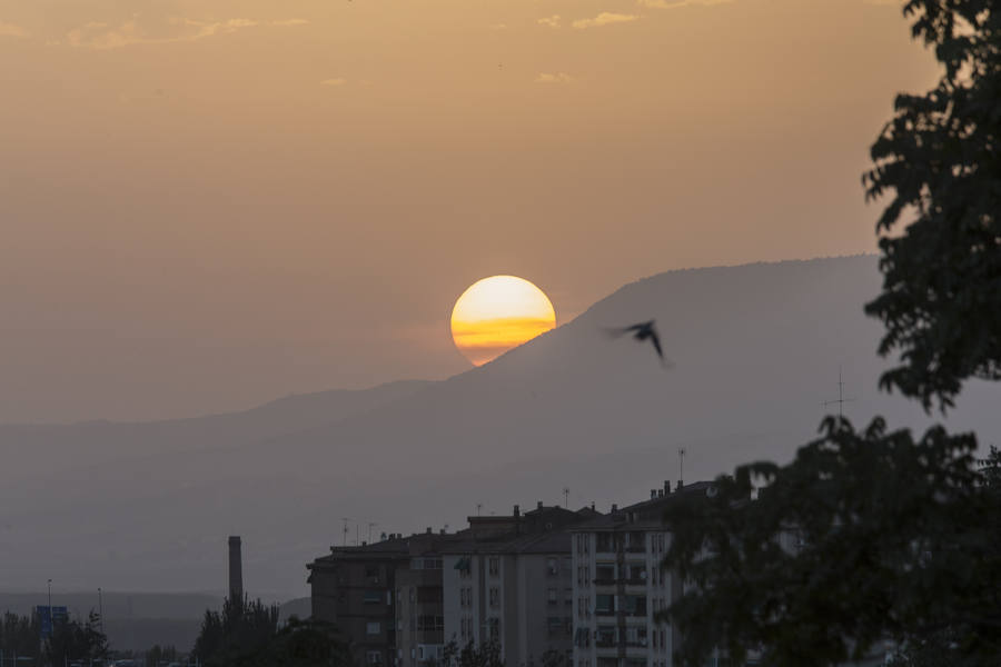 La luna de Granada se tiñe de un marrón rojizo