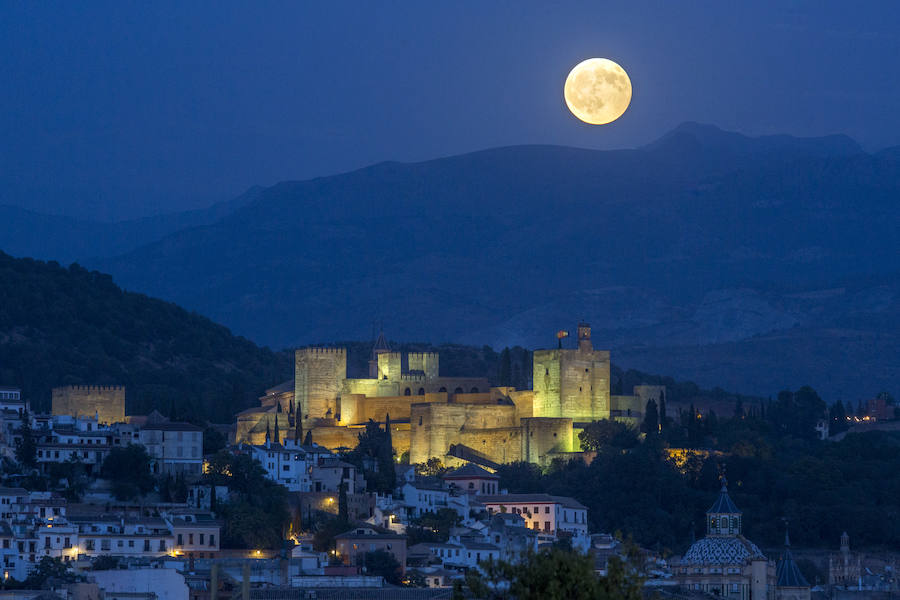 El segundo eclipse lunar de este año se ha podido ver en la provincia nazarí desde las 21.10 horas