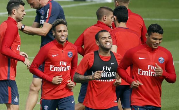 Neymar, entrenando con sus nuevos compañeros. 