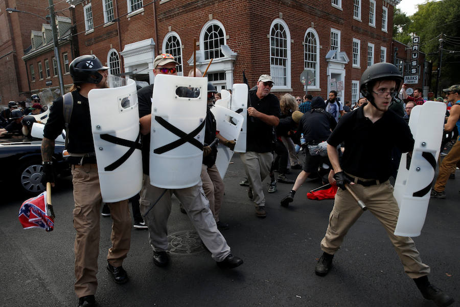Violentas refriegas se registraron este sábado entre militantes antirracistas y grupúsculos de la extrema derecha estadounidense reunidos en Charlottesville, en Virginia, obligando al gobernador del Estado a declarar el estado de emergencia y a la policía a prohibir la manifestación.