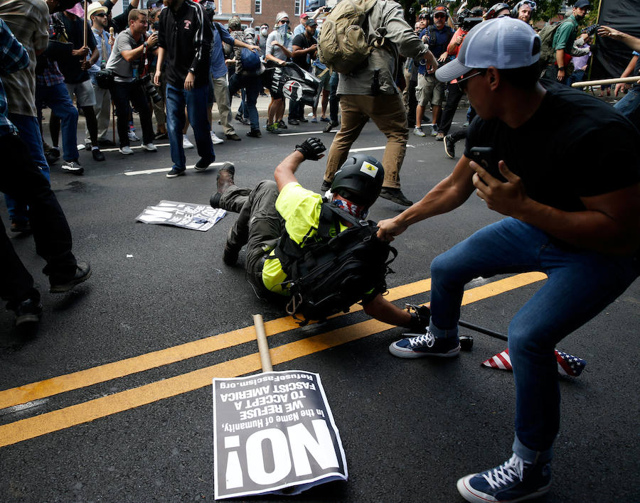 Violentas refriegas se registraron este sábado entre militantes antirracistas y grupúsculos de la extrema derecha estadounidense reunidos en Charlottesville, en Virginia, obligando al gobernador del Estado a declarar el estado de emergencia y a la policía a prohibir la manifestación.