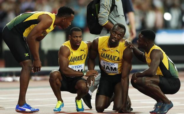 Usain Bolt (2d), con Yohan Blake a su derecha y el resto de compañeros del relevo. 