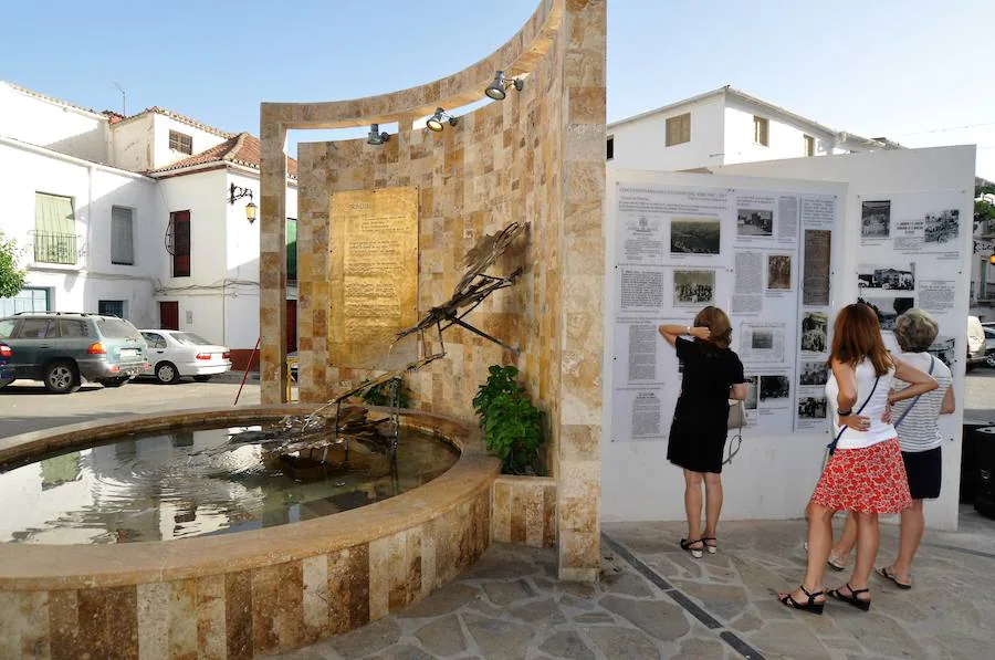 Cádiar celebra el 50 aniversario de la fundación de la 'Fuente del Vino' con caldo del terruño gratis, una exposición permanente en el monumento, homenajes, charlas y música en vivo