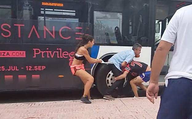 Brutal agresión de una pareja de turistas españoles a un conductor de bus de Ibiza