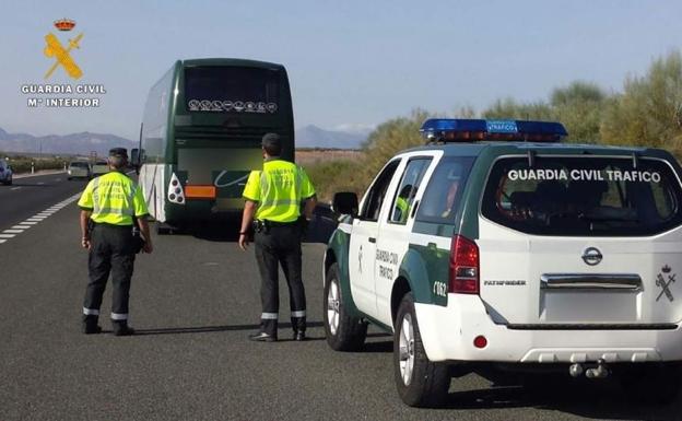 El conductor de un autobús con 60 pasajeros que iba drogado por Andalucía