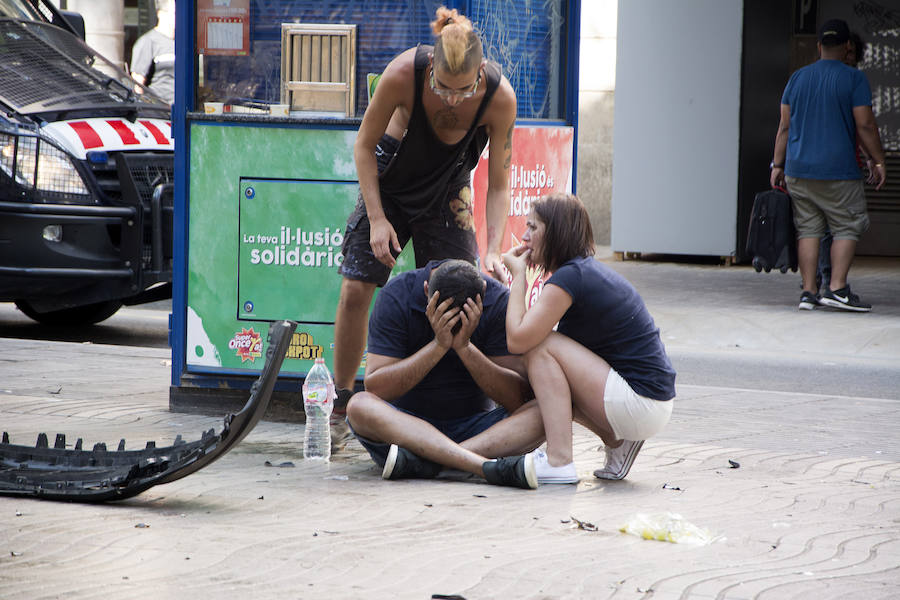 Una furgoneta blanca ha arremetido contra los viandantes en una de las calles más turísticas de Barcelona