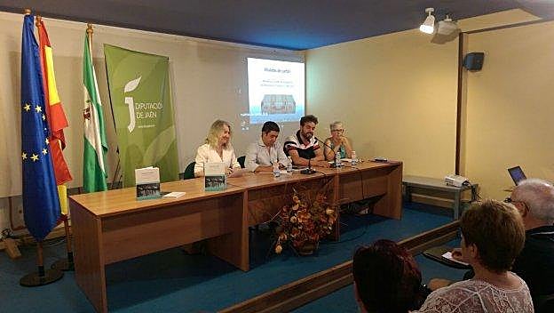 Presentación del libro 'Maletas de cartón' con la autora, el presidente de la Diputación y el alcalde Bedmar, en la mesa.