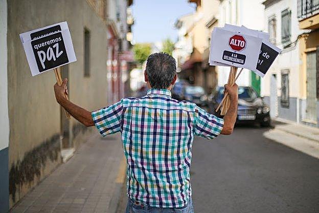 Fuente Vaqueros. El convocante sostiene los carteles confeccionados para la protesta.