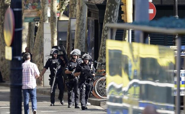 Imagen principal - Todo lo que se sabe sobre el atentado de Barcelona