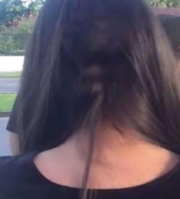 Una joven denuncia a un peluquero por raparle el pelo sin su consentimiento
