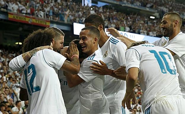 Los jugadores del Real Madrid celebran un gol.