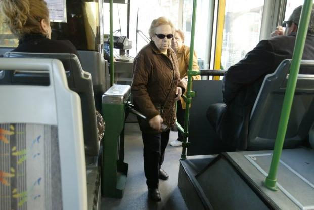 Una mujer pasando el torno de un autobús urbano en una imagen de archivo.