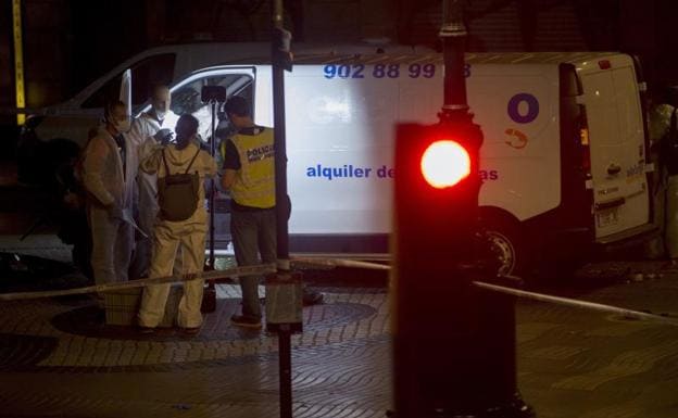 Agentes investigan la furgoneta el día del atentado.