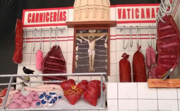 Indignación por la taberna española que «troceó» una imagen de Cristo como si fuera una carnicería