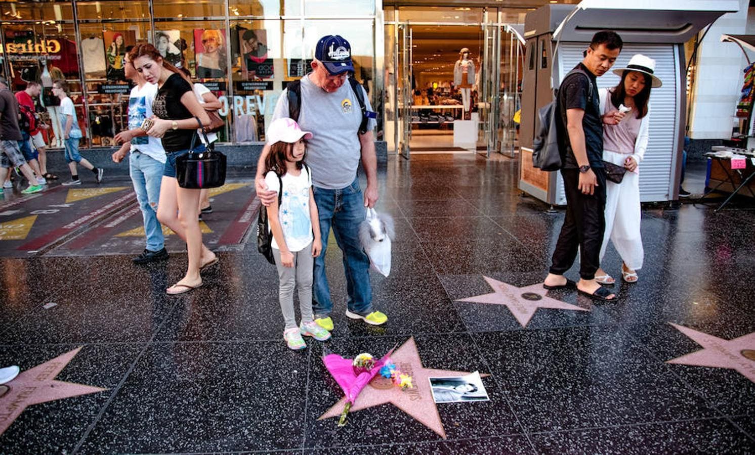 El público participa en un homenaje en el Paseo de la Fama de Hollywood en Los Ángeles