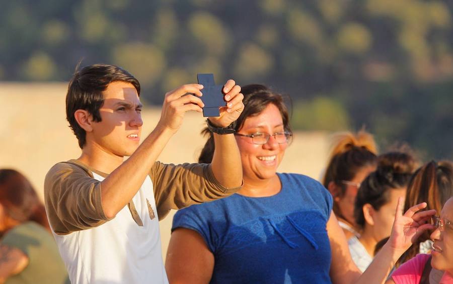 Granada se convirtió ayer en el mejor balcón para observar el eclipse parcial de sol. Numerosos granadinos se echaron a la calle en lugares como el Mirador de San Miguel Alto o el de San Nicolás para disfrutar del fenómeno, que no se volverá a repetir de nuevo hasta dentro de siete años