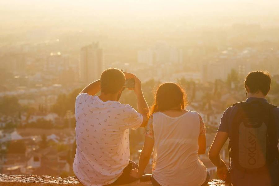 Granada se convirtió ayer en el mejor balcón para observar el eclipse parcial de sol. Numerosos granadinos se echaron a la calle en lugares como el Mirador de San Miguel Alto o el de San Nicolás para disfrutar del fenómeno, que no se volverá a repetir de nuevo hasta dentro de siete años