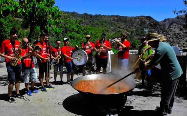La localidad alpujarreña de Ferreirola celebra sus fiestas patronales en honor a la Santa Cruz