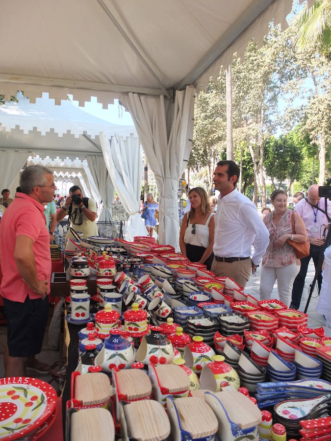 La familias alfareras enriquecen con su labor artesana la feria de Almería