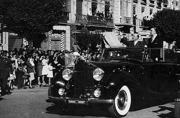 La comitiva del Generalísimo en marcha en su paso hacia el Ayuntamiento.