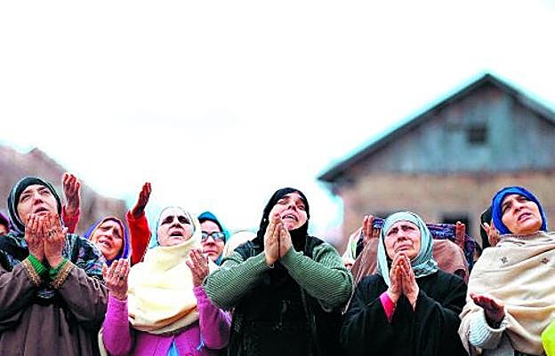 Mujeres musulmanas rezan en una celebración religiosa en Srinagar, en el Estado indio de Cachemira.