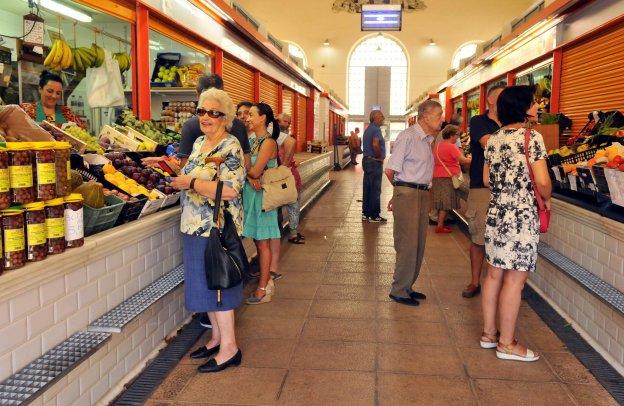 Vecinos realizando sus compras en el mercado de abastos, el martes por la mañana.