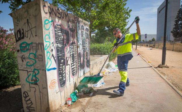El suministro de agua y la recogida de basuras, los servicios más valorados en Granada