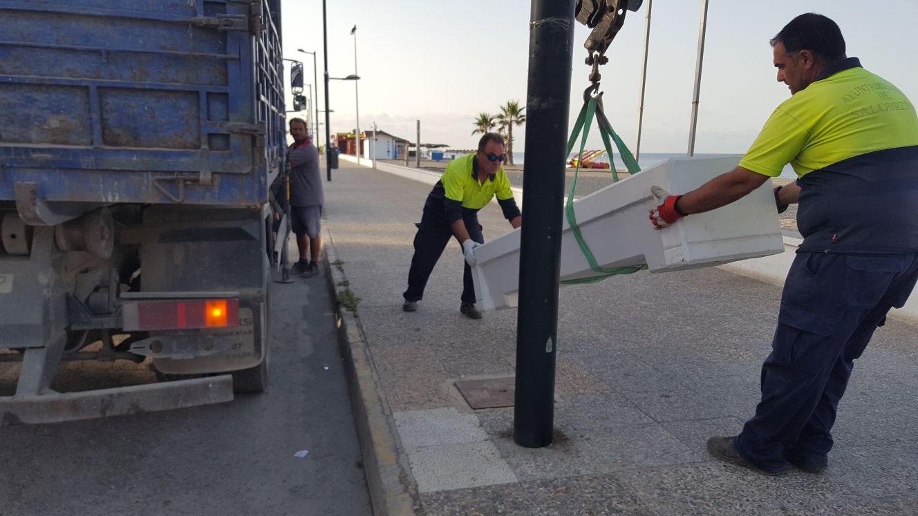 Los operarios colocan barreras en el paseo de Salobreña.