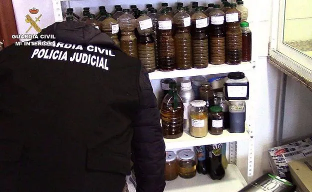 Material incautado por la Guardia Civil en los registros de la operación Cloróil.