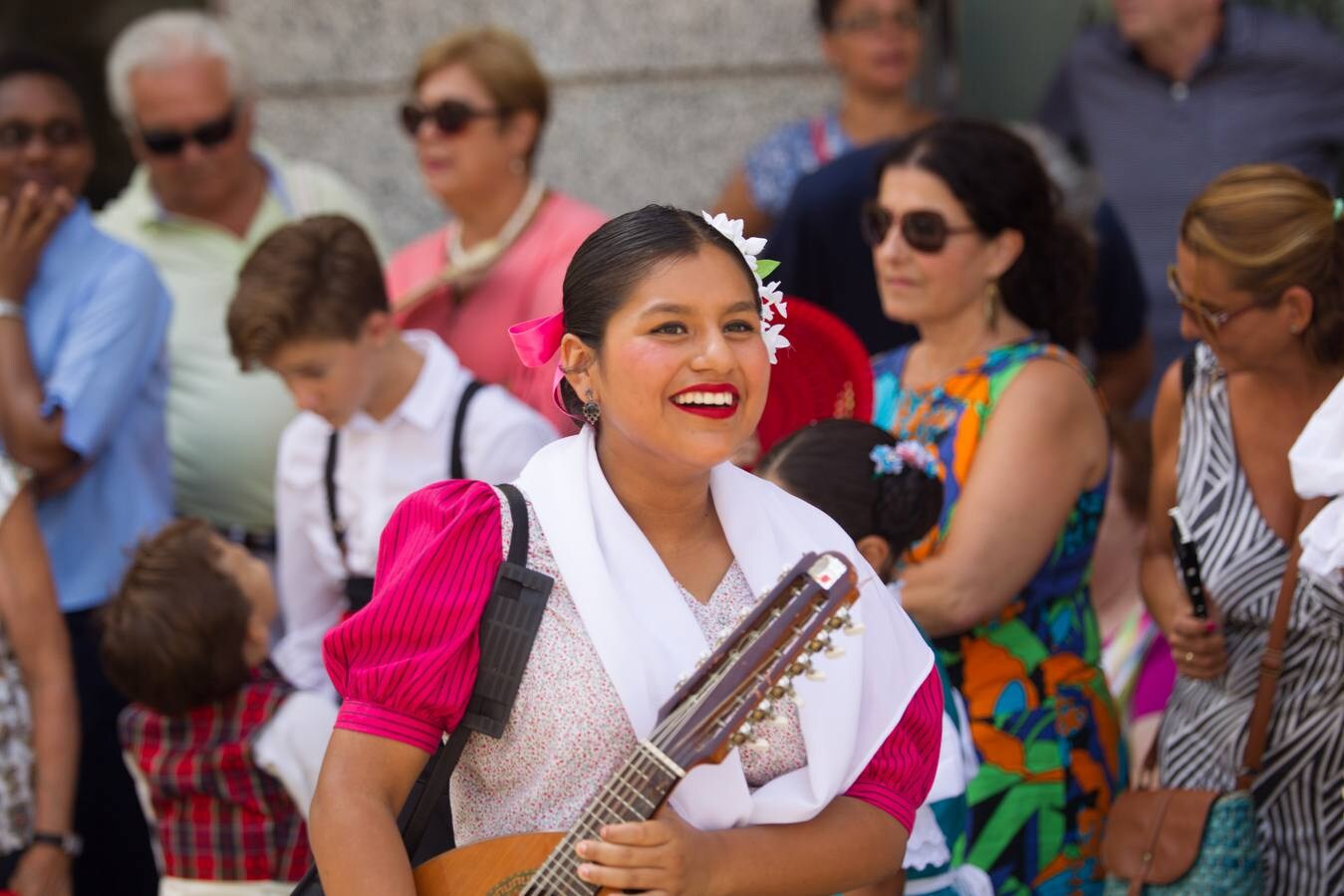 Hermandades y fieles acudieron ayer para realizar la ofrenda floral a la Patrona de Almería