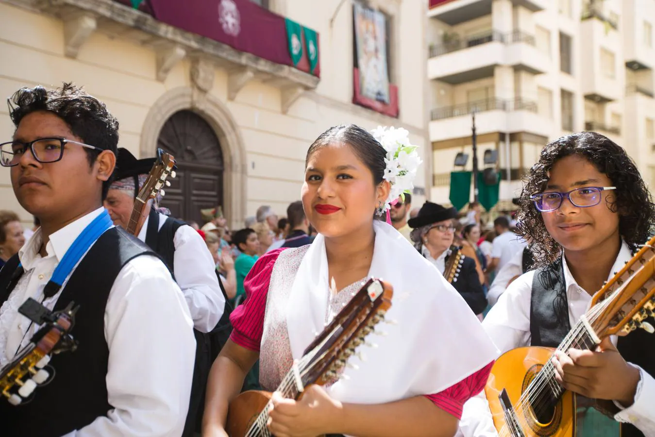 Hermandades y fieles acudieron ayer para realizar la ofrenda floral a la Patrona de Almería