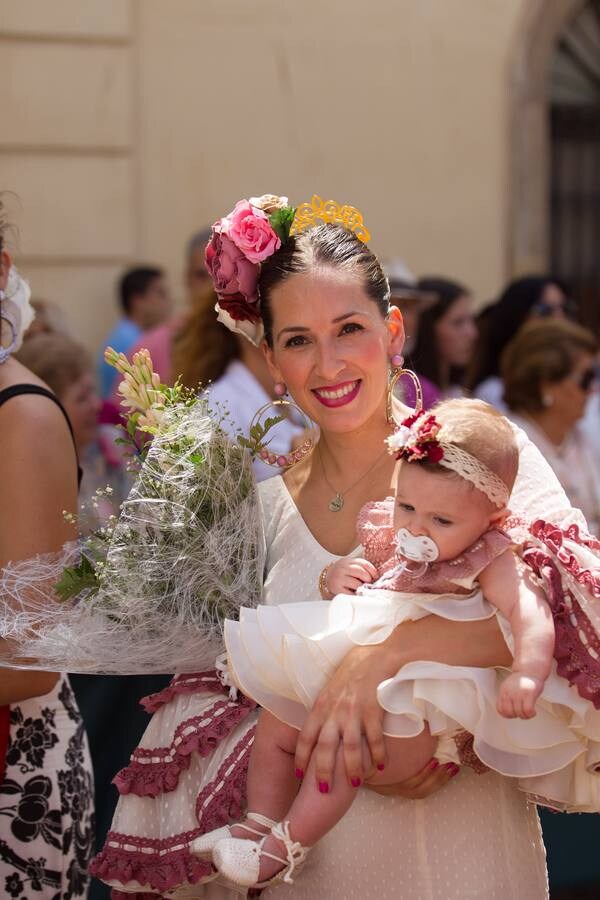 Hermandades y fieles acudieron ayer para realizar la ofrenda floral a la Patrona de Almería