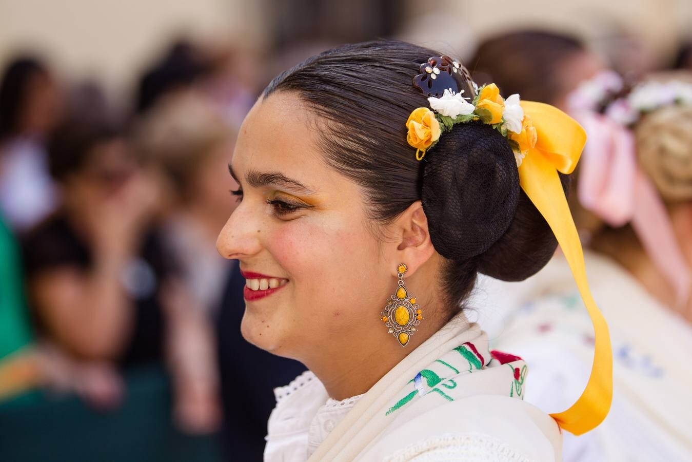 Hermandades y fieles acudieron ayer para realizar la ofrenda floral a la Patrona de Almería