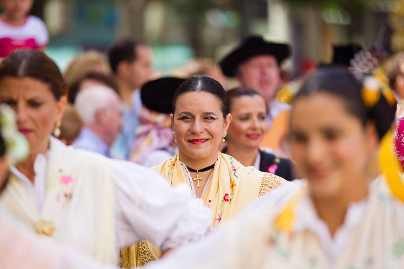 Hermandades y fieles acudieron ayer para realizar la ofrenda floral a la Patrona de Almería