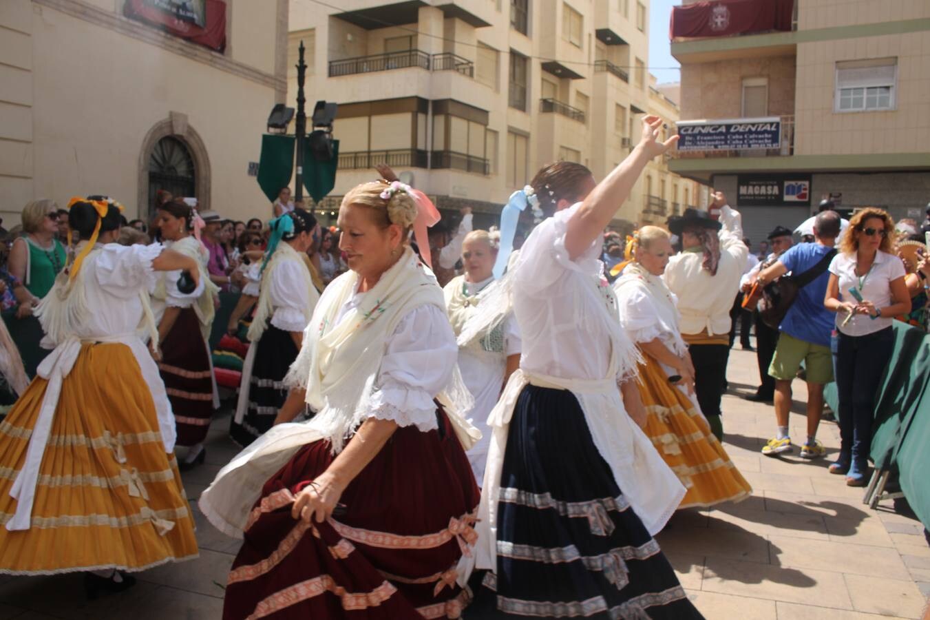 Hermandades y fieles acudieron ayer para realizar la ofrenda floral a la Patrona de Almería