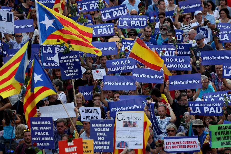 Miles de personas desbordan el paseo de Gràcia y el centro de Barcelona en una manifestación contra el terrorismo tras los atentados de la semana pasada, una protesta bajo el lema "No tinc por" (No tengo miedo) a la que asiste el Rey, el presidente del Gobierno, Mariano Rajoy, y los presidentes autonómicos, entre otras autoridades. 