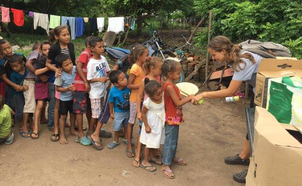 Imagen principal - 1. Actividad de la oenegé Acoes. / 2. Guillermo Vázquez, en una de sus estancias en el Chad. / 3. Silvia Martín (dcha.) se marchó a la India el 24 de agosto a una escuela rural.