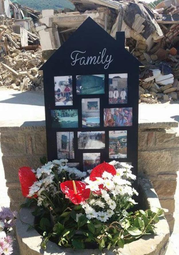 Flores y fotos en recuerdo de Ana Huete y el resto de víctimas junto a las ruinas en Illica.