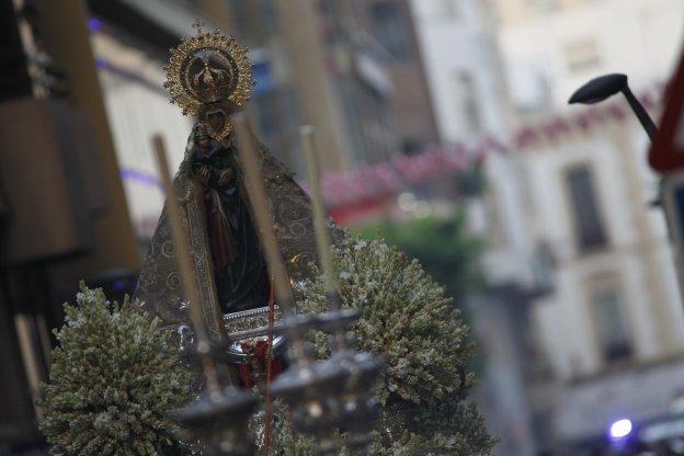 La imagen de la Virgen del Mar, patrona de Almería, a su paso por la calle General Tamayo de la capital almeriense.