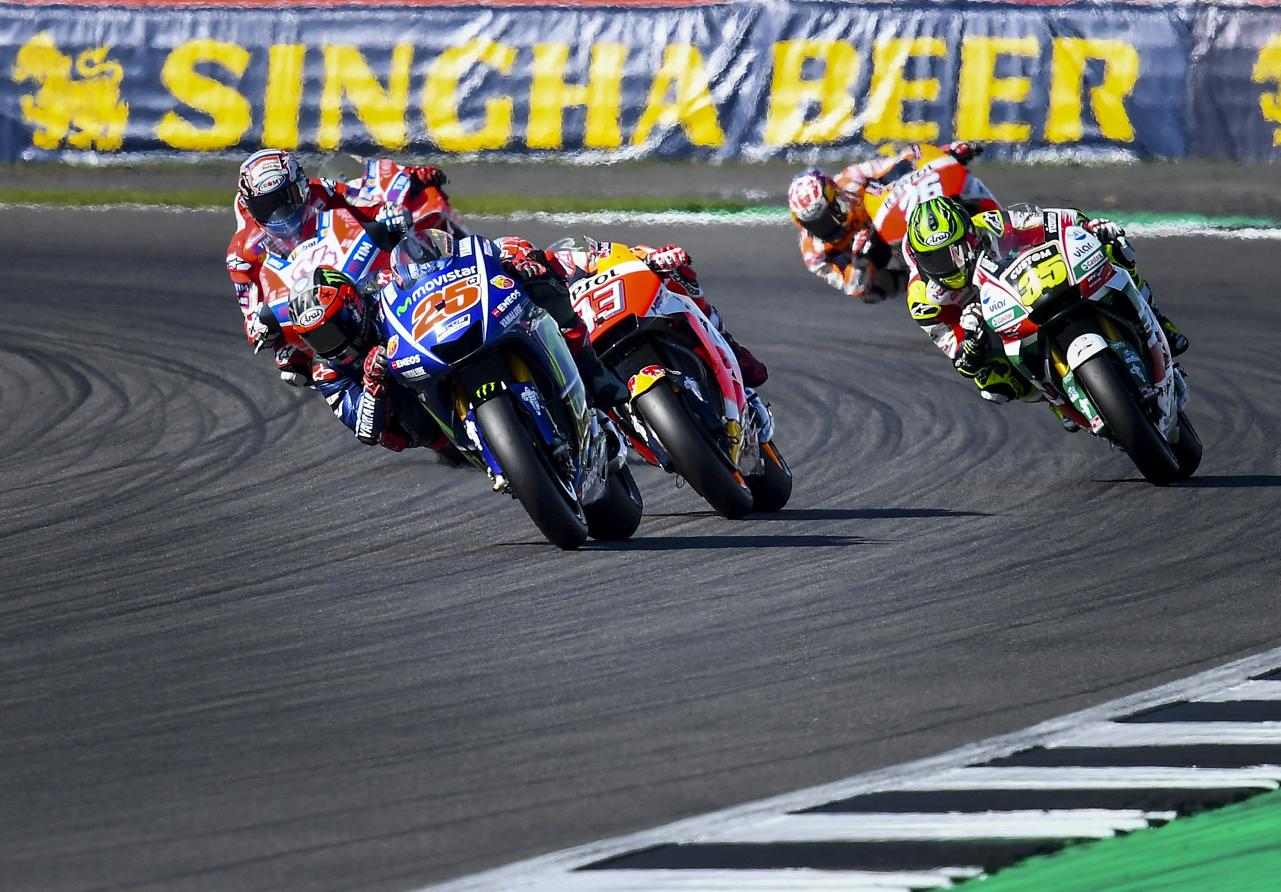 Las carreras en el circuito de Silverstone se saldaron con las victorias de Andrea Dovizioso (MotoGP), Arón Canet (Moto2) y Takaaki Nakagami (Moto3)