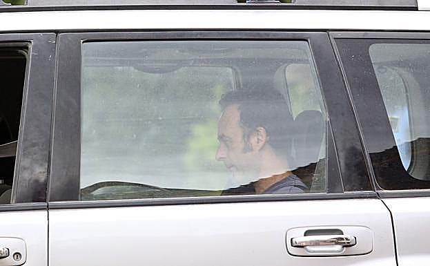 El padre de los menores llega a la dependencias de la Guardia Civil