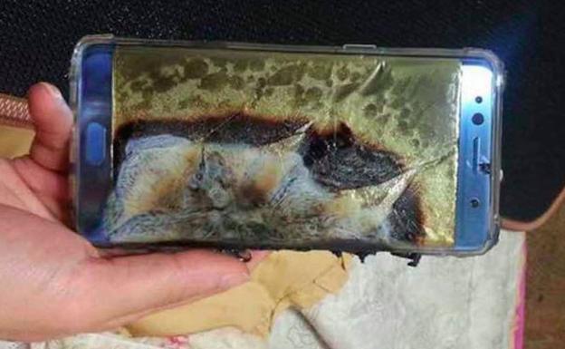Acaba quemado tras explotarle su móvil en un hotel
