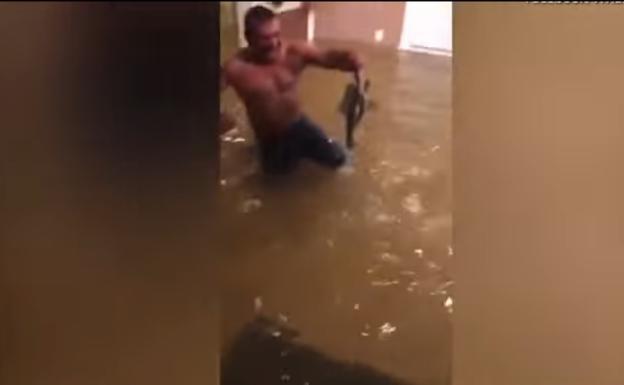 Pesca un pez en el salón de su casa de tras el paso del huracán Harvey