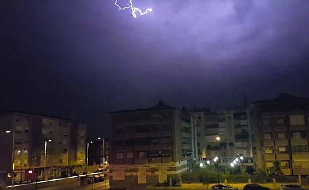 Tormenta eléctrica sobre Granada: el vídeo de los rayos sobre la ciudad