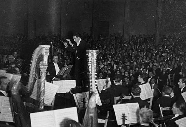 Ataúlfo Argenta y la Orquesta Nacional de España durante el concierto ofrecido en el Palacio de Carlos V dentro de la programación del Festival Internacional de Música y Danza de 1957.