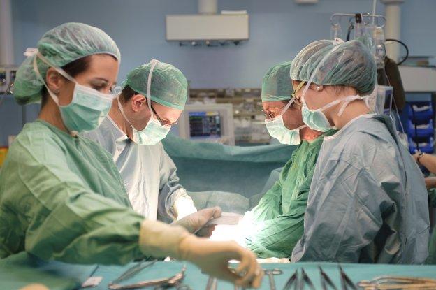 Médicos y enfermeros en mitad de una operación quirúrgica.