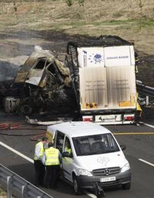 Imagen secundaria 2 - Muere al arder su camión cargado con gas licuado tras chocar con un coche en plena autovía
