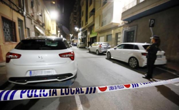 Agentes de la Policía Local han acordonado las inmediaciones de la vivienda ubicada en la calle Quijote de Elda.
