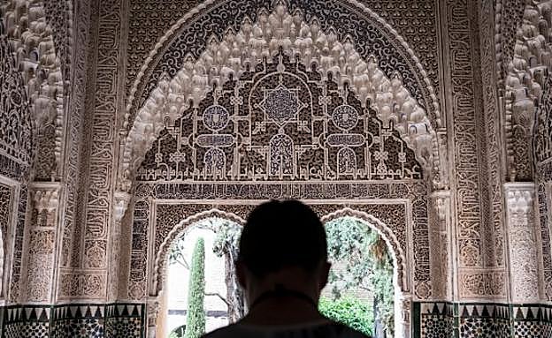 Imagen principal - Imágenes de Granada extraídas de los reportajes en 'Herarld' y Financial Review'.