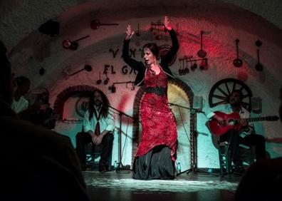 Imagen secundaria 1 - Imágenes de Granada extraídas de los reportajes en 'Herarld' y Financial Review'.